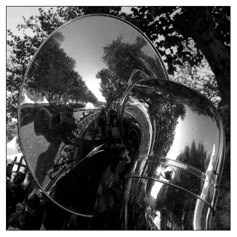 Dans le soubassophone (série « autoportrait »).